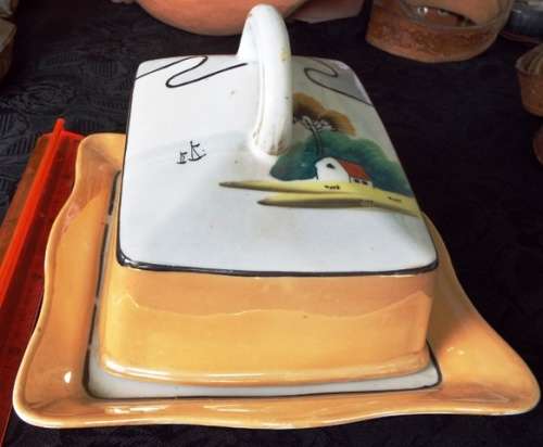 STUNNING CHEESE SERVER WITH LUSTRE FINISH