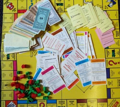 VINTAGE BI-LINGUAL MONOPOLY GAME IN BOX)