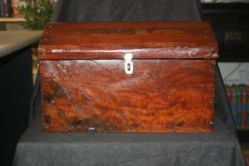 WOODEN CHEST 40CM (L) X 27CM (H) X 27 (W) SEE BELOW