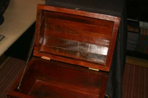 WOODEN CHEST 40CM (L) X 27CM (H) X 27 (W) SEE BELOW