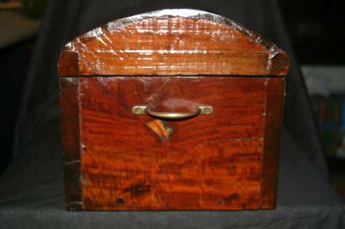 WOODEN CHEST 40CM (L) X 27CM (H) X 27 (W) SEE BELOW