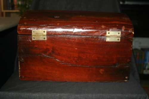 WOODEN CHEST 40CM (L) X 27CM (H) X 27 (W) SEE BELOW