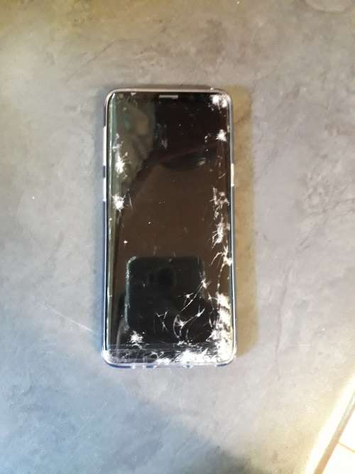 Samsung S9 (cracked screen) and Dex Pad