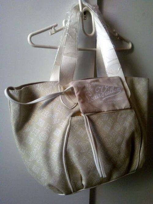 Beautiful white louis vuitton bag