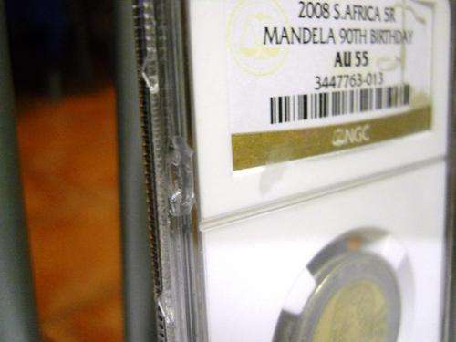 R5 2008 MANDELA COIN AU 55 R1 START..HAVE SMALL CHIP IN HOLDER.