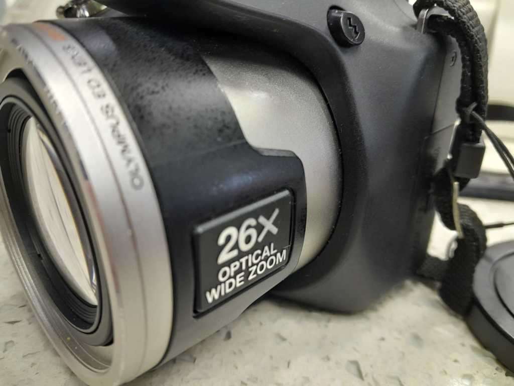 Olympus SP590UZ - 26x Optical Zoom - 12 Megapixel