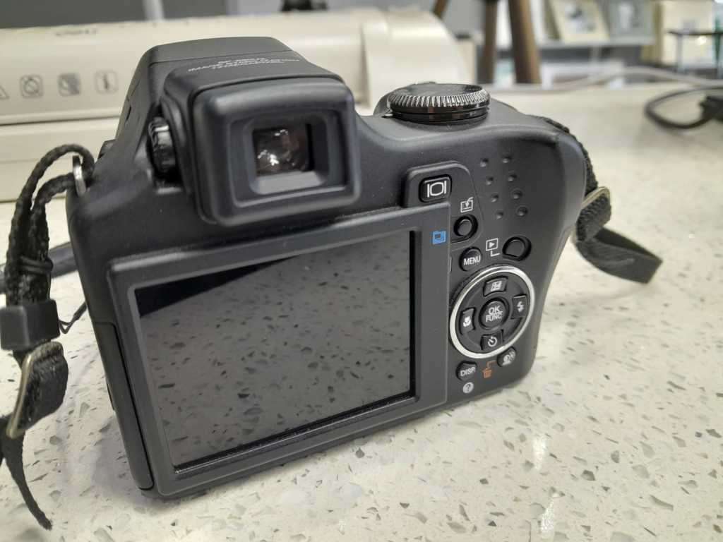 Olympus SP590UZ - 26x Optical Zoom - 12 Megapixel