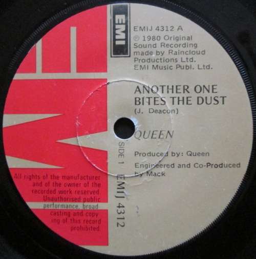 QUEEN - ANOTHER ONE BITES THE DUST / DRAGON ATTACK  (7 SINGLE/VINYL)