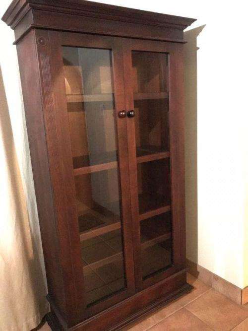 DISPLAY CABINET / BOOKCASE. WETHERLYS MAHOGANY LAMPUNG RANGE DISPLAY CABINET. In MINT con - R12000