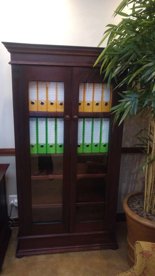 DISPLAY CABINET / BOOKCASE. WETHERLYS MAHOGANY LAMPUNG RANGE DISPLAY CABINET. In MINT con - R12000