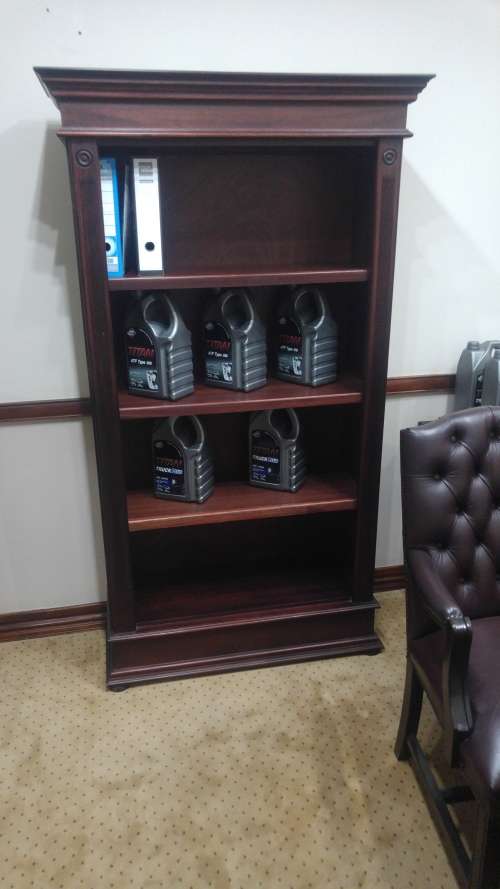 DISPLAY CABINET / BOOKCASE. WETHERLYS MAHOGANY LAMPUNG RANGE DISPLAY CABINET. In MINT con - R11000