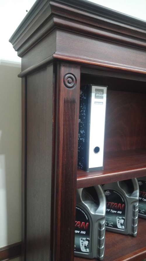 DISPLAY CABINET / BOOKCASE. WETHERLYS MAHOGANY LAMPUNG RANGE DISPLAY CABINET. In MINT con - R11000