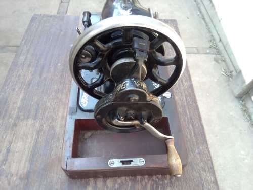 VINTAGE ANTIQUE COLLECTIBLE 1920 - THE SINGER MANUFACTURING CO - Y8493350 - SEWING MACHINE