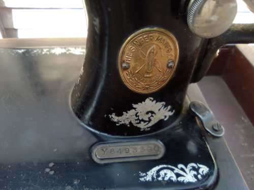 VINTAGE ANTIQUE COLLECTIBLE 1920 - THE SINGER MANUFACTURING CO - Y8493350 - SEWING MACHINE