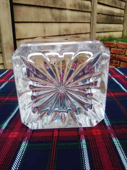 COLLECTORS 'JOHNNIE WALKER' - CRYSTAL DECANTER - 9 X CARD DOUBLE SHOT GLASSES SIGNED