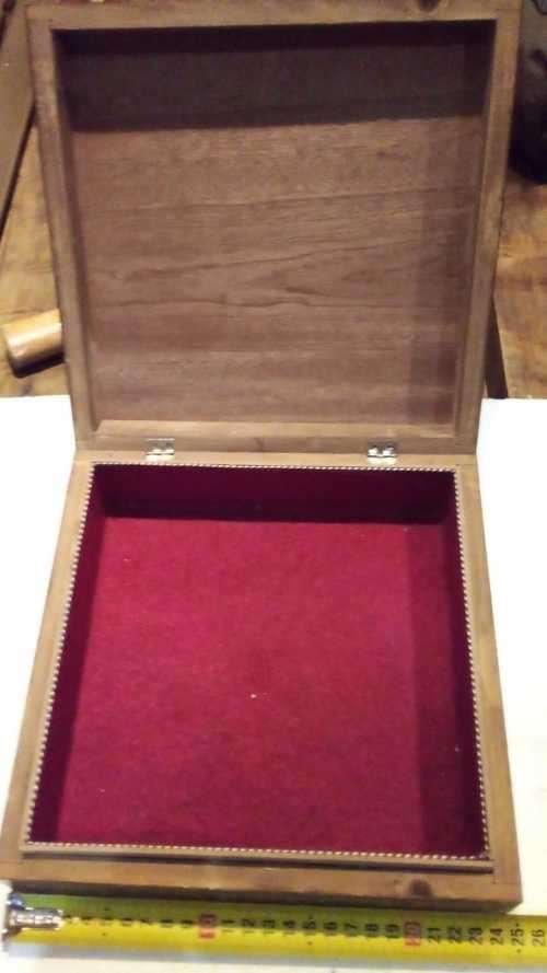 Luxurious WOODEN Cigar Box - Amazing Condition