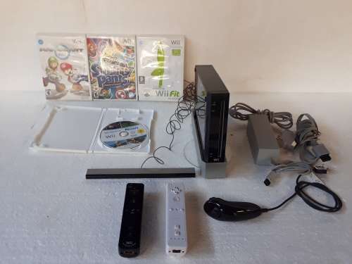 Wii Nintendo RVL-001 with Docking Station and 4 Games - 3 x Remote Controls and All Power Supply's