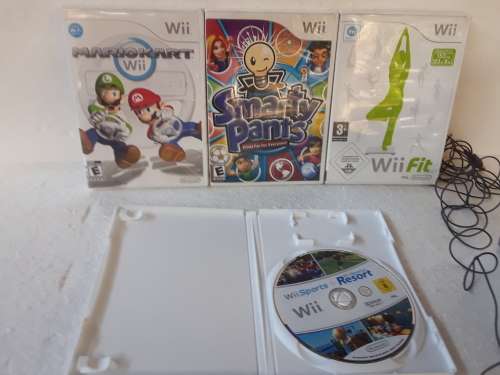 Wii Nintendo RVL-001 with Docking Station and 4 Games - 3 x Remote Controls and All Power Supply's