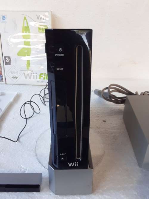 Wii Nintendo RVL-001 with Docking Station and 4 Games - 3 x Remote Controls and All Power Supply's