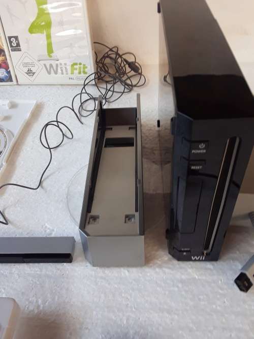 Wii Nintendo RVL-001 with Docking Station and 4 Games - 3 x Remote Controls and All Power Supply's
