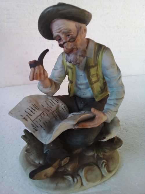 VINTAGE Man Sitting on a Rock,Reading and Smoking His Pipe - 17cm Height and 12.5 cm in Breadth