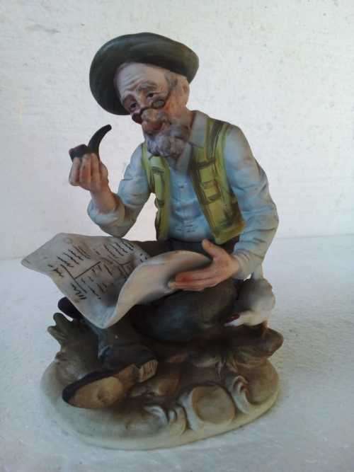 VINTAGE Man Sitting on a Rock,Reading and Smoking His Pipe - 17cm Height and 12.5 cm in Breadth