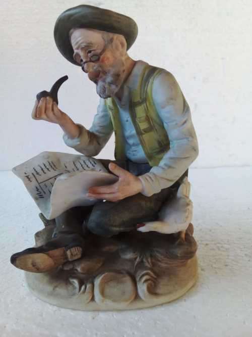 VINTAGE Man Sitting on a Rock,Reading and Smoking His Pipe - 17cm Height and 12.5 cm in Breadth