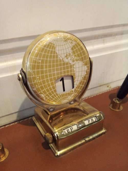 Vintage Pen holder - Calander Month/Date/Day - Hand wound -- AMAZING CONDITION  100% WORKING