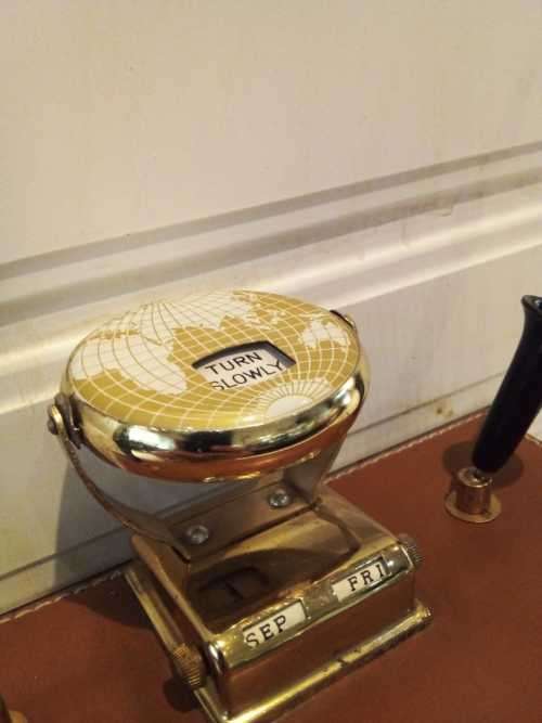 Vintage Pen holder - Calander Month/Date/Day - Hand wound -- AMAZING CONDITION  100% WORKING