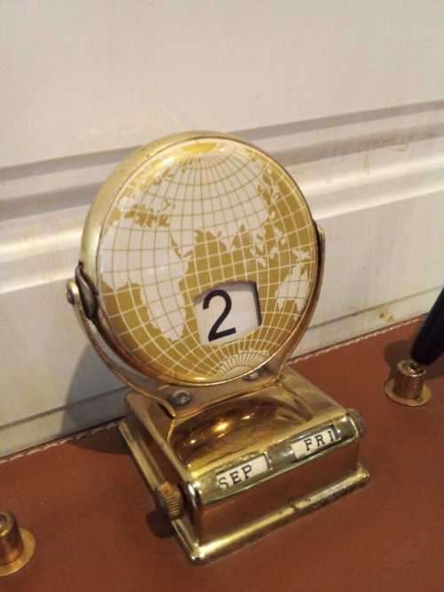 Vintage Pen holder - Calander Month/Date/Day - Hand wound -- AMAZING CONDITION  100% WORKING