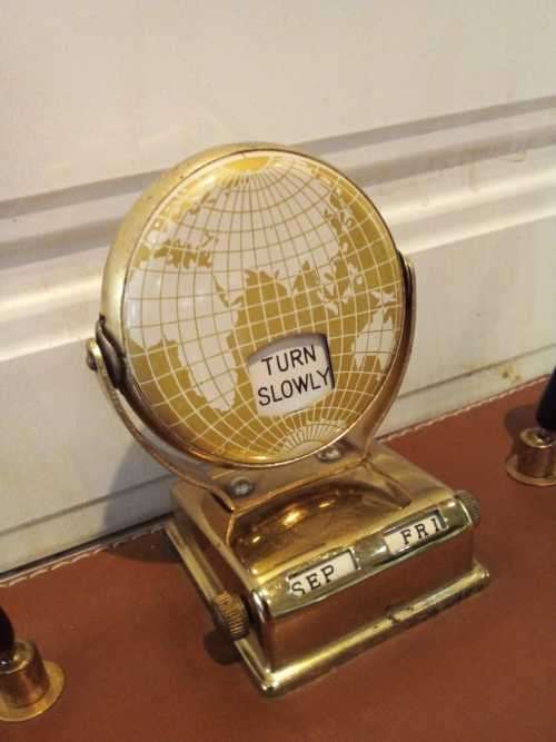 Vintage Pen holder - Calander Month/Date/Day - Hand wound -- AMAZING CONDITION  100% WORKING