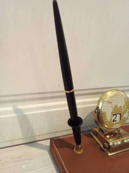 Vintage Pen holder - Calander Month/Date/Day - Hand wound -- AMAZING CONDITION  100% WORKING