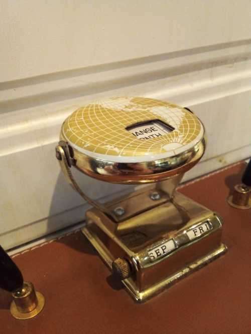 Vintage Pen holder - Calander Month/Date/Day - Hand wound -- AMAZING CONDITION  100% WORKING