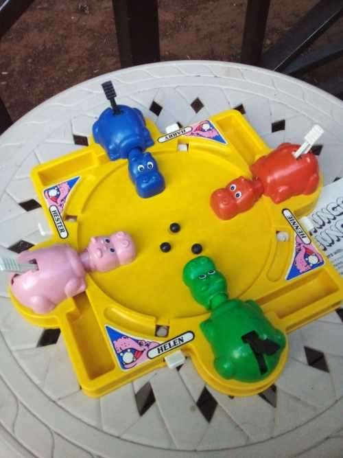 HUNGRY HUNGRY HIPPOS MADE IN 1978 USA PATIENTED - 43 YEARS OLD - COMPLETE  WITH  3 ORI BALLS