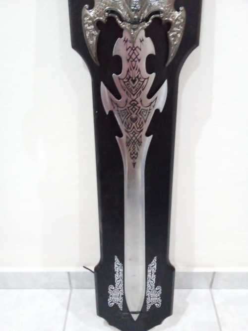 BEAUTIFUL DISPLAY SWORD ON WOODEN DISPLAY - SWORD IS 87 CM LONG - METAL BLADE - AMAZING CONDITION