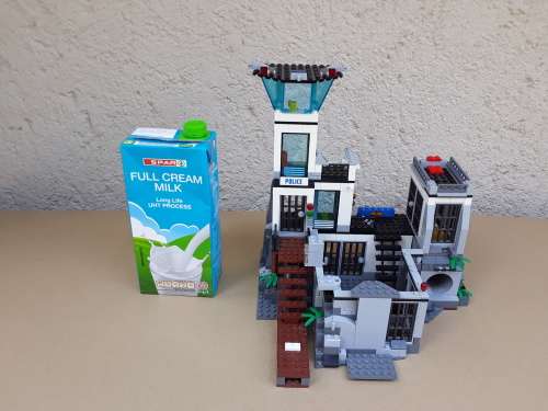 4 STORY POLICE STATION BUILT - 100% ORIGINAL LEGO - DON`T MISS OUT