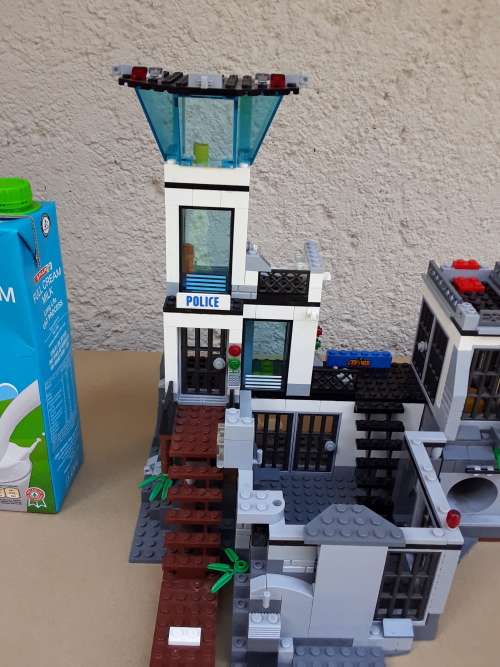 4 STORY POLICE STATION BUILT - 100% ORIGINAL LEGO - DON`T MISS OUT