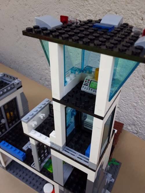 4 STORY POLICE STATION BUILT - 100% ORIGINAL LEGO - DON`T MISS OUT