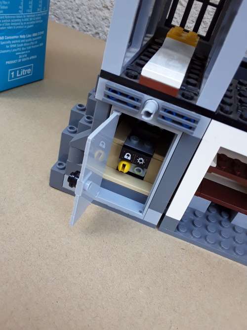 4 STORY POLICE STATION BUILT - 100% ORIGINAL LEGO - DON`T MISS OUT