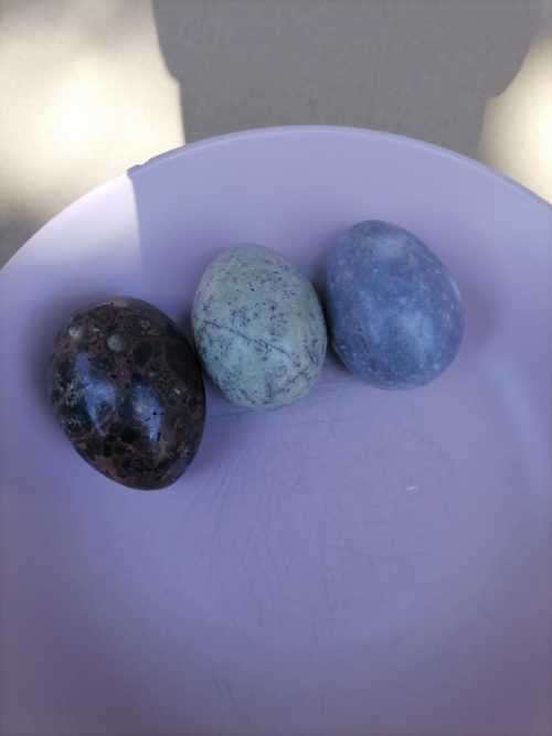 3 X ALABASTER, MARBLE AND ROCK EGG