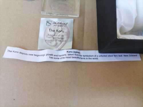 Smashing art glass - The Koru circle - AMAZING - IN ORIGINAL BOX