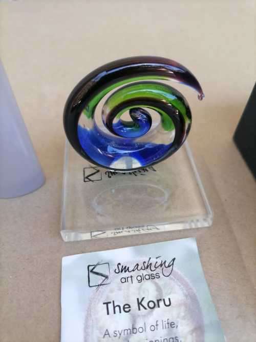 Smashing art glass - The Koru circle - AMAZING - IN ORIGINAL BOX