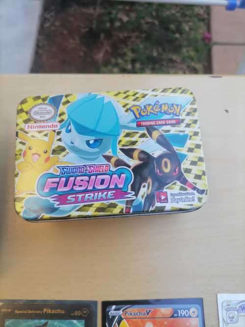 104 POKEMON TRADING CARDS AND 2 X COLLECTABLE POKEMON TINS