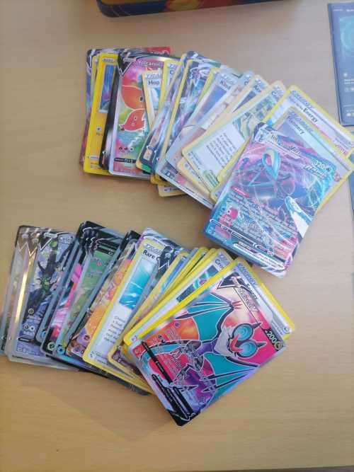 104 POKEMON TRADING CARDS AND 2 X COLLECTABLE POKEMON TINS