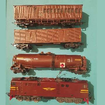 LIMA Loco E919- With two coaches and a Petrol Tanker.