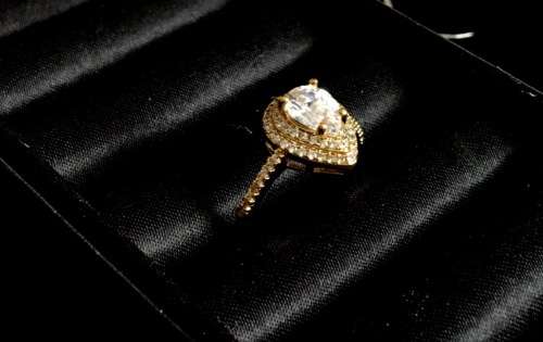 Gorgeous White Diamante Set in 18ct Yellow Rolled Gold Ring