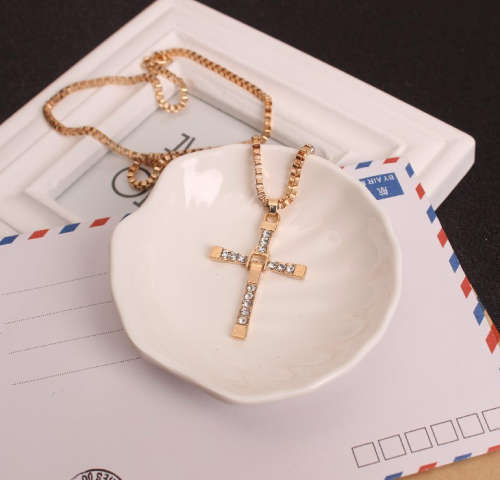 Eye Catching Swarovski Crystals in 18ct Yellow Gold Filled Unisex Neck Chain