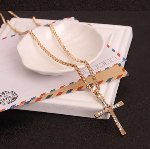 Eye Catching Swarovski Crystals in 18ct Yellow Gold Filled Unisex Neck Chain