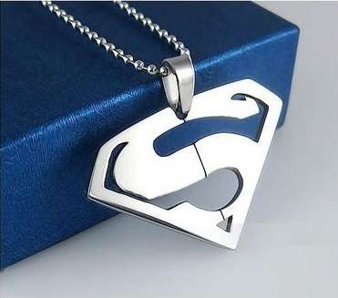 STAIN AND STEEL HIGH QUALITY **SUPERMAN **PENDANT WITH MATCHING CHAIN