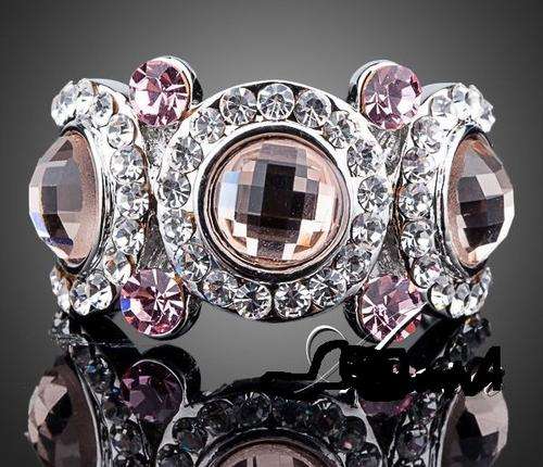 EXQUISITE AND GORGEOUS 18KGP SWAROVSKI CRYSTAL RING